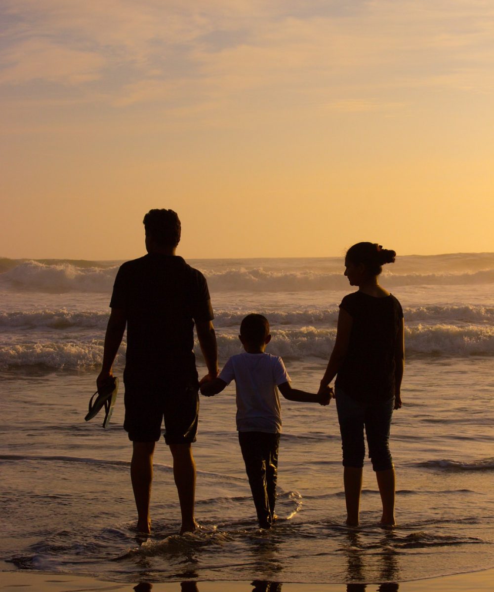beach, family, silhouettes-4455433.jpg